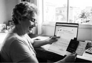 Pessoa aposentada verificando o site da previdencia seu beneficio
